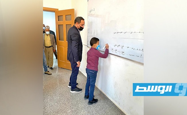 بالصور.. وكيل «تعليم الوفاق» يتفقد بداية العام الدراسي ببلدية ترهونة
