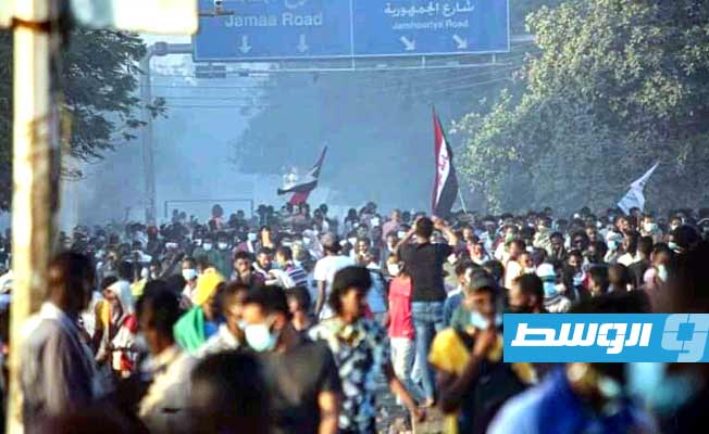 آلاف السودانيين في الشارع مجددا والشرطة تطلق قنابل غاز لتفريقهم