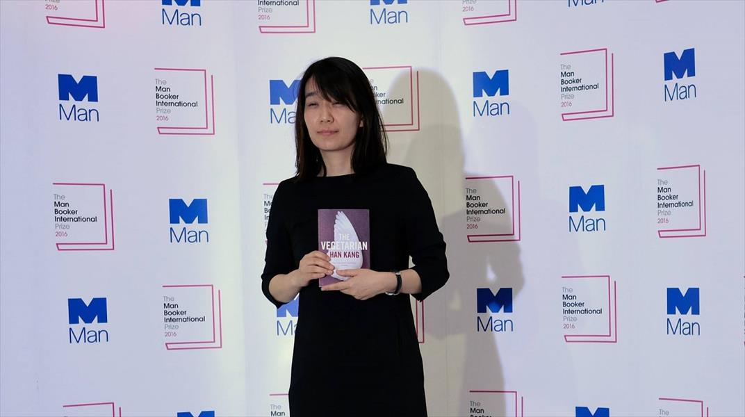 الفائزة بجائزة بوكر تحث الكوريين على القراءة