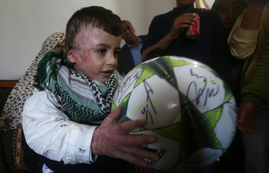 عودة الطفل دوابشة الناجي الوحيد من إحراق منزل عائلته بفلسطين