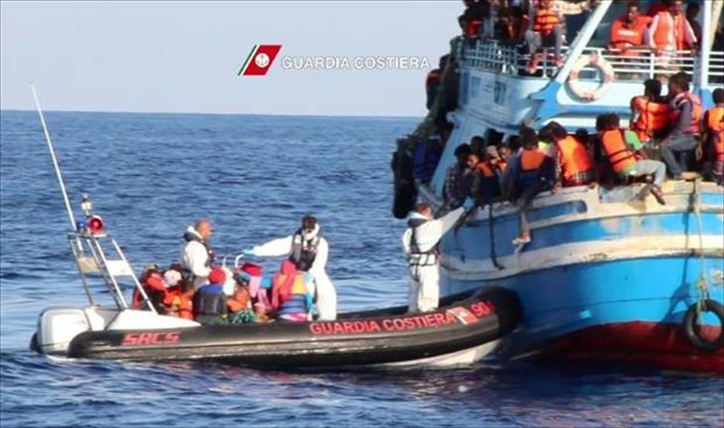 إنقاذ حوالي ألف مهاجر قبالة السواحل الليبية