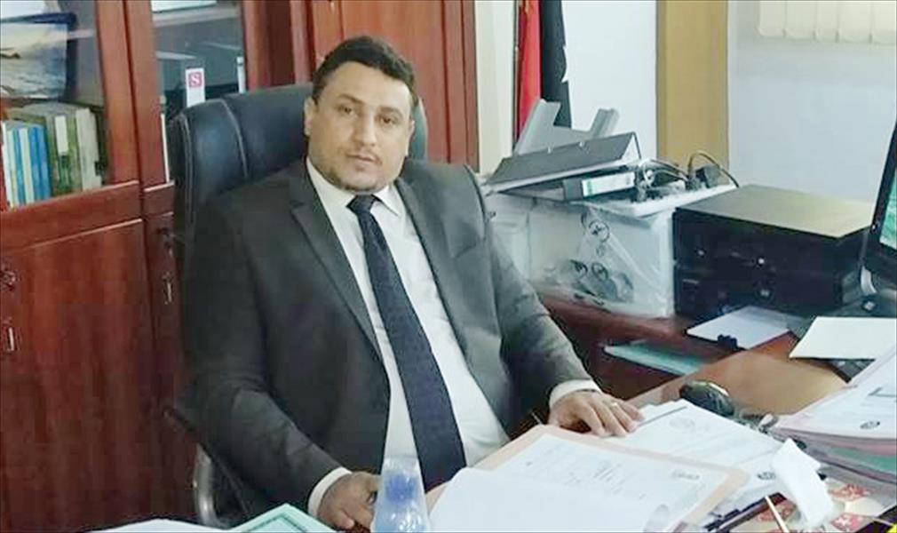 مكتب العمل والتأهيل يراجع قرارات التعيين الصادرة عن عميد بلدية طبرق