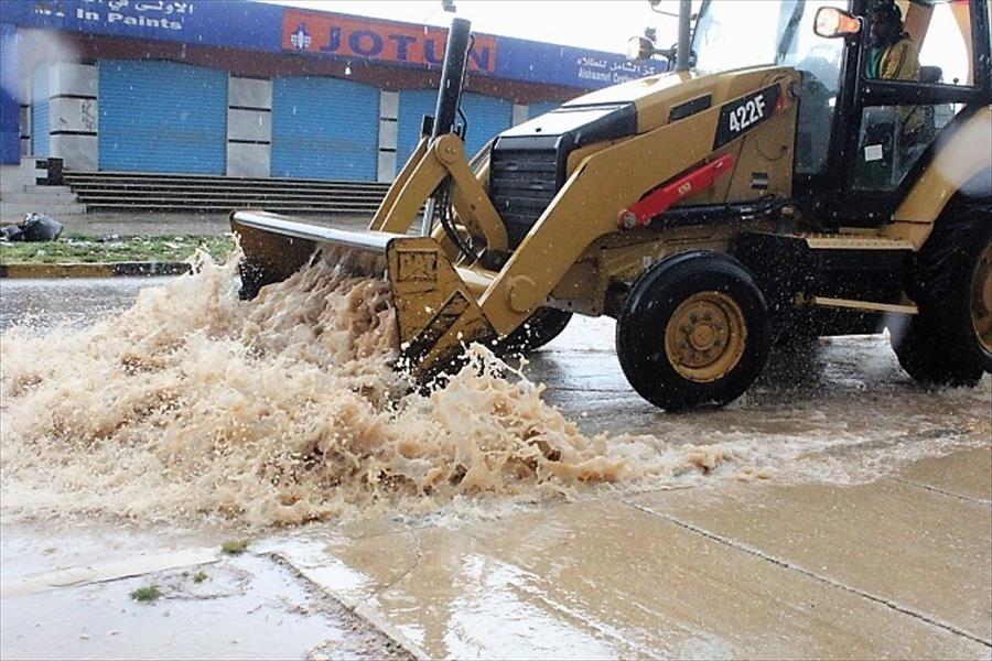 بالصور.. فرقة الطوارئ تقوم بسحب مياه الأمطار من شوارع شحات