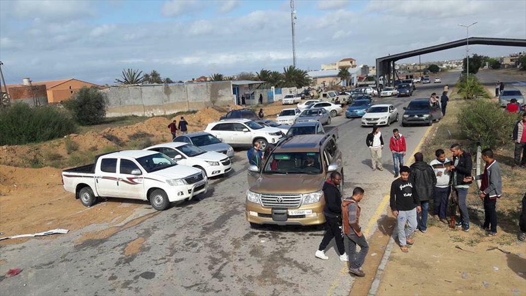 فتح الطريق الساحلي بين العاصمة طرابلس و الزاوية