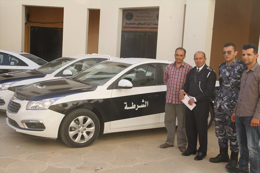 مديرية أمن سرت تتسلم 3 سيارات من داخلية الوفاق