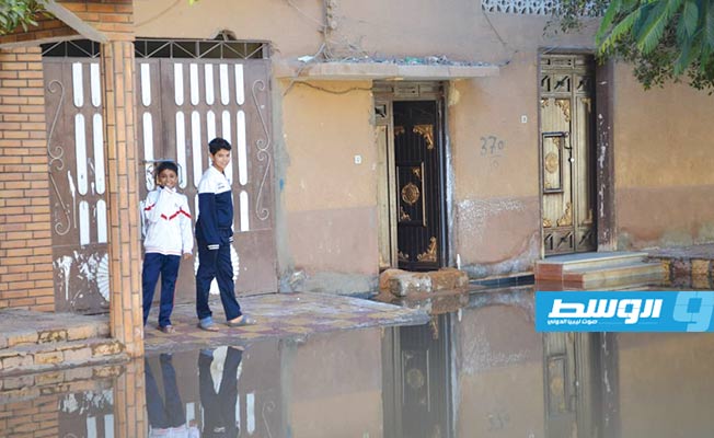 طفح مياه المجاري يتسبب بإغلاق شوارع ومنازل وروائح كريهة في سبها