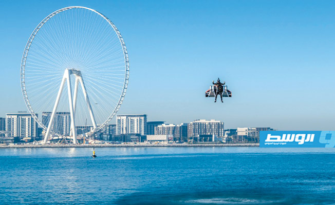 بالفيديو: رجل يطير في سماء دبي باستخدام جناح