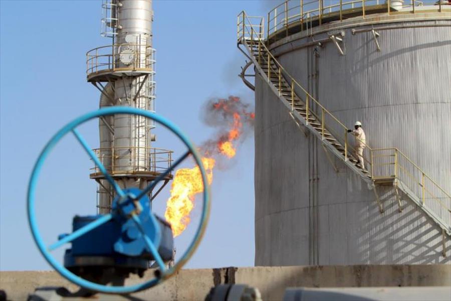 التوتر بين السعودية وإيران يدفع النفط للهبوط من أعلى مستوى في عامين