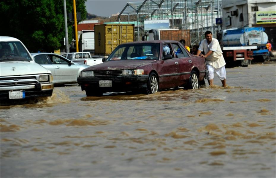 السعودية: الفيضانات تشل جدة واستمرار الأمطار الغزيرة