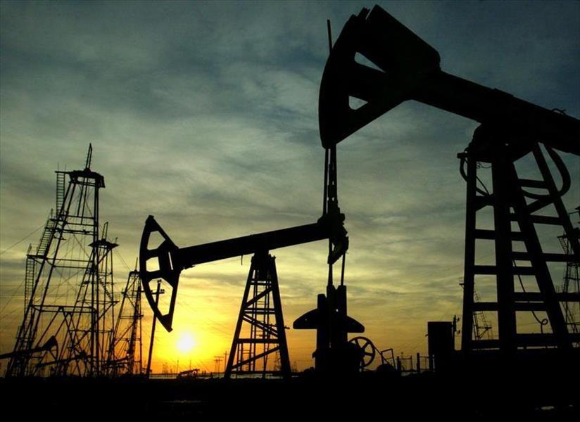 النفط ينخفض متأثرًا بارتفاع الخام الأميركي لأعلى مستوى في عامين