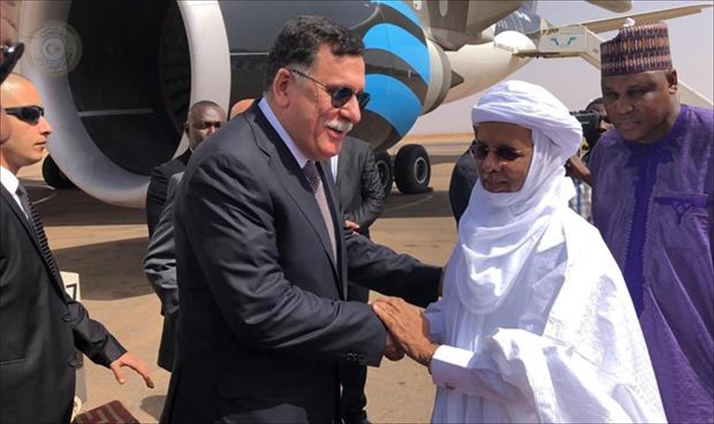 رئيس المجلس الرئاسي يصل النيجر لبحث العلاقات بين البلدين