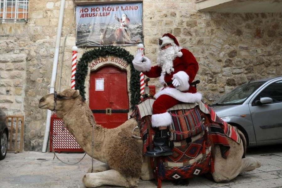 «سانتا كلوز» بشوارع القدس يوزع أشجار الميلاد مجانية