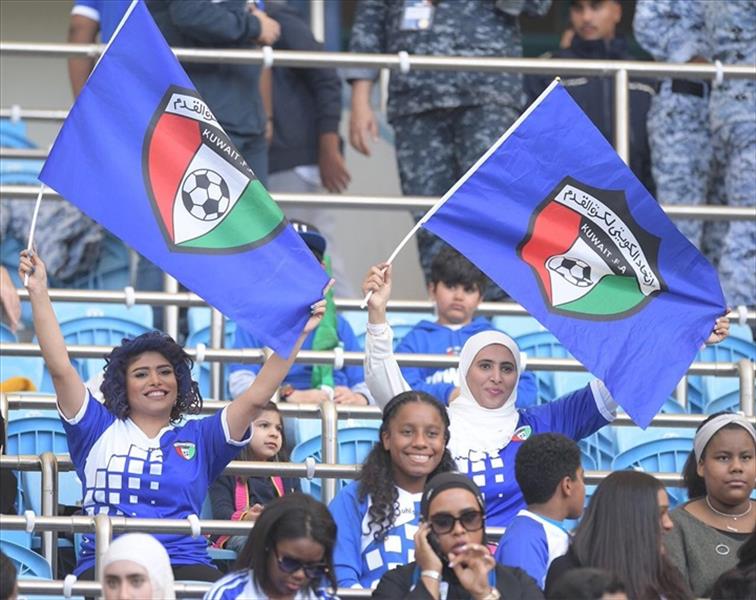 بالصور: مشجعات المنتخب الكويتي يخطفن الأنظار في افتتاح كأس الخليج