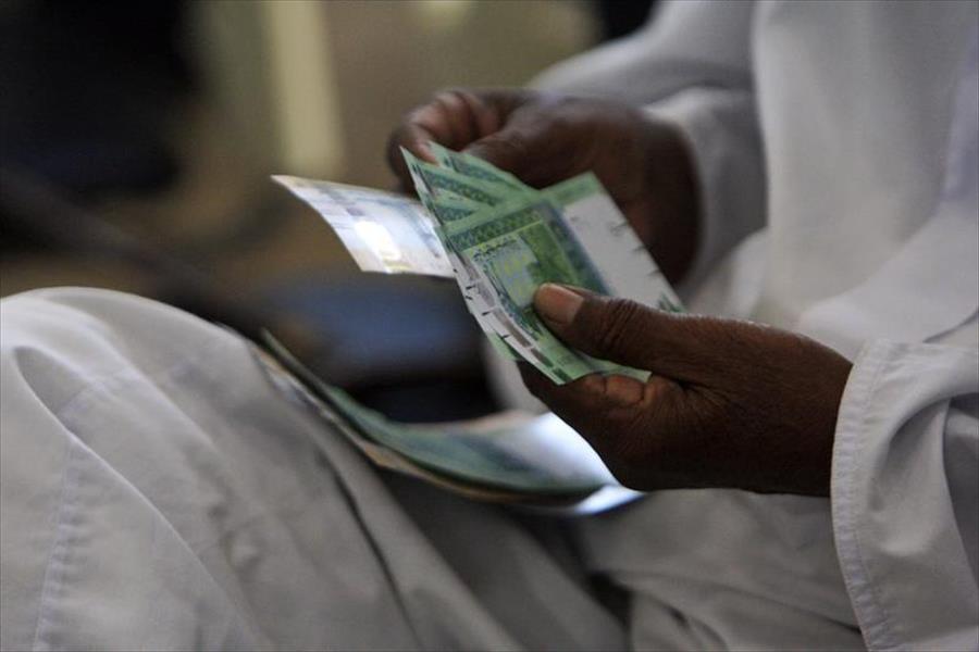 السودان يخفض عملته إلى 18 جنيهًا للدولار