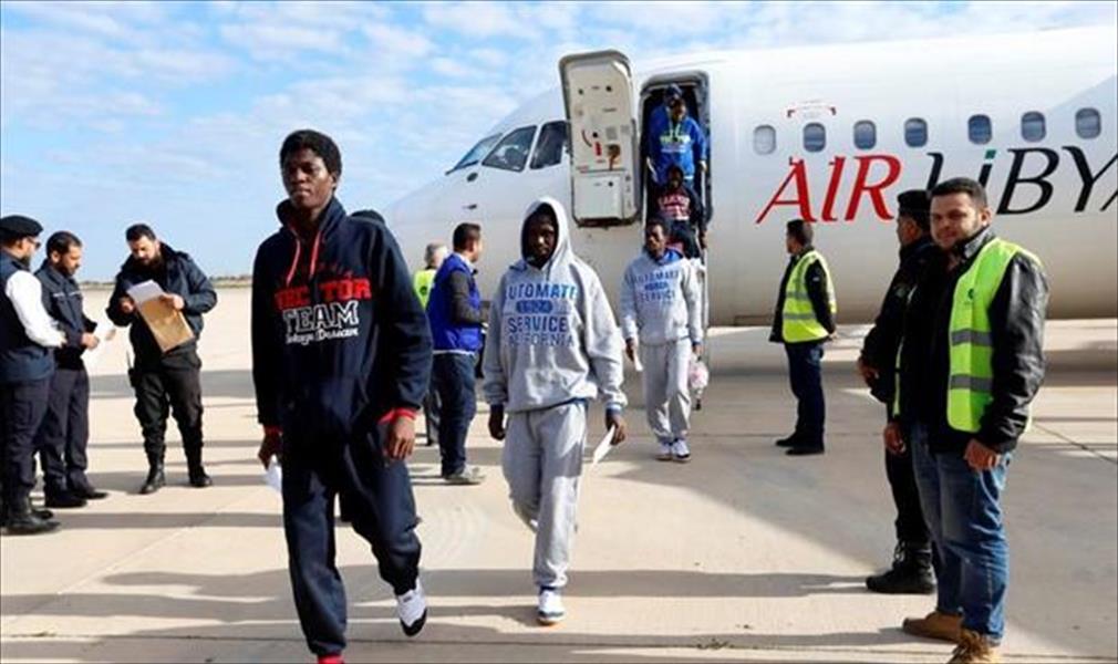ليبيا تعيد 142 مهاجرًا غير شرعي إلى غينيا