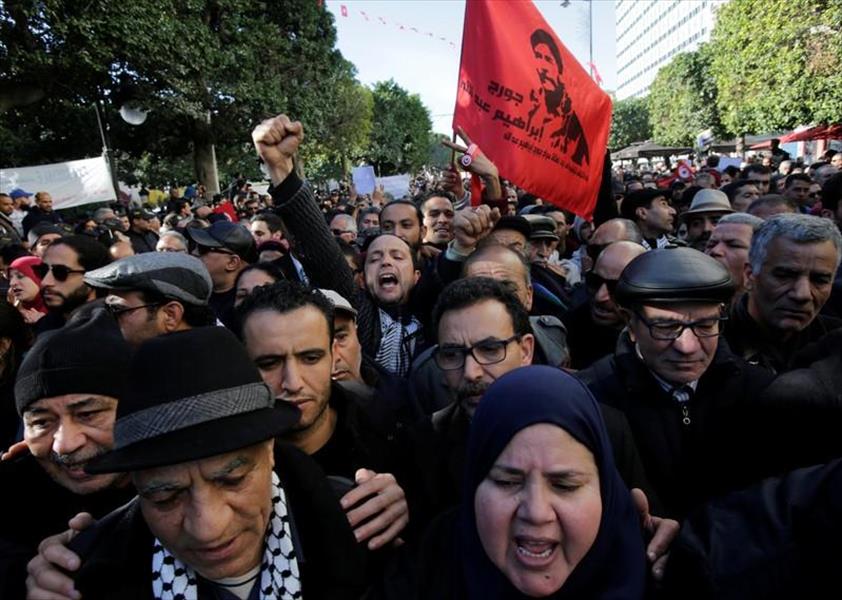 الشرطة التونسية تطلق الغاز المسيل للدموع لتفريق محتجين