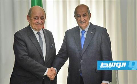 وزير الخارجية الفرنسي يبحث آخر تطورات الملف الليبي في زيارة قصيرة بالجزائر