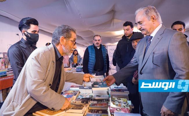 بالصور.. حفتر يزور معرض بنغازي للكتب