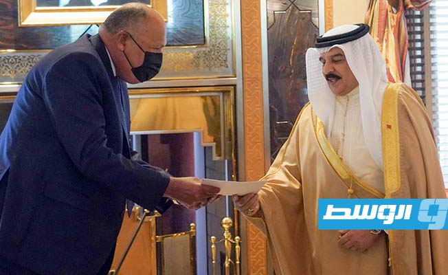 شكري يسلم ملك البحرين رسالة خطية من الرئيس المصري
