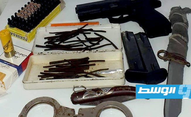 ضبط شخص بحوزته 51 قطعة من مخدر الحشيش وأسلحة في يفرن