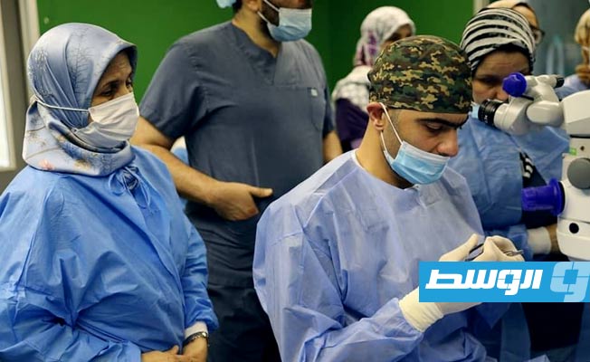 طبيب زائر يجري 140 عملية جراحية بمستشفى العيون في طرابلس