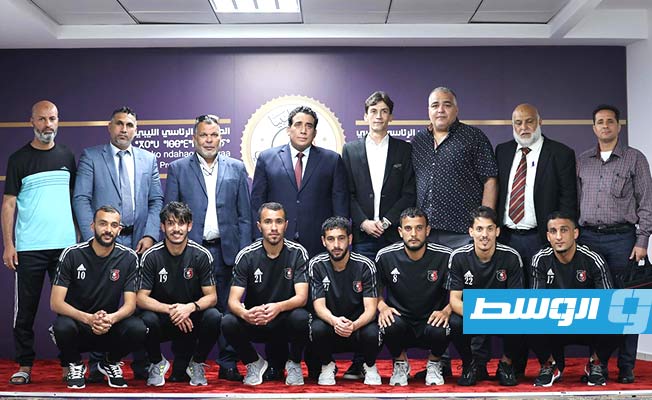 المنفي يستقبل أعضاء نادي الصقور ويطالبهم بالريادة بين الأندية الليبية (صور)