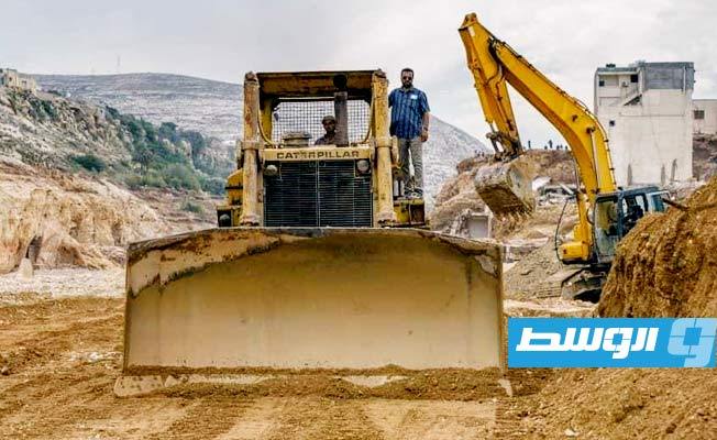 Construction of a temporary bridge linking east and west Derna begins