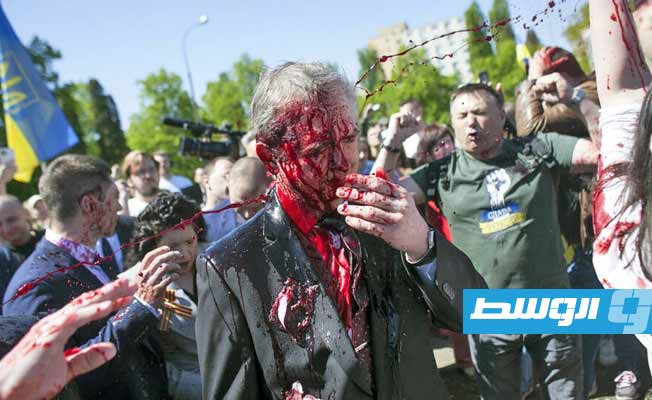 شاهد: متظاهرون يرشقون السفير الروسي بالطلاء الأحمر في بولندا