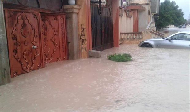 عضو «تسييري شحات» يرفض اتهام البلدية بالإهمال بعد غرق الشوارع من الأمطار