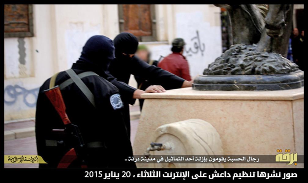 بالصور: «داعش» يدمّر آثارًا ويهدم ضريحًا في درنة