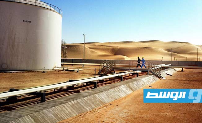 «السياسة» تعبث بخطط الحكومة.. 3 مخاطر تهدد أهداف إنتاج النفط في ليبيا خلال 2022