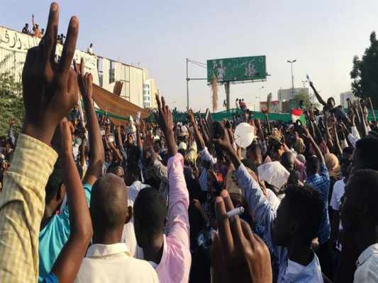 قادة الاحتجاجات في السودان يدعون إلى «مسيرة مليونية» للمطالبة بحكم مدني