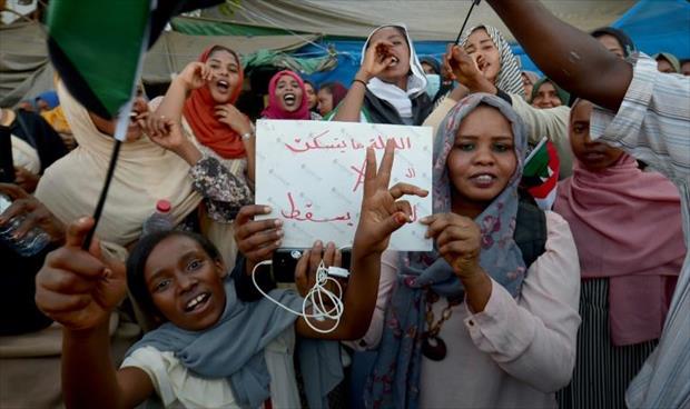 المتظاهرون السودانيون يطالبون بتسليم السلطة إلى حكومة مدنية «فورا»