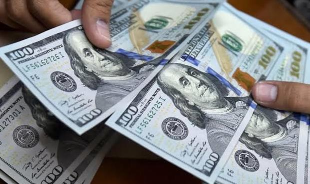 الدولار يرتفع عالميا لأعلى مستوى في عامين