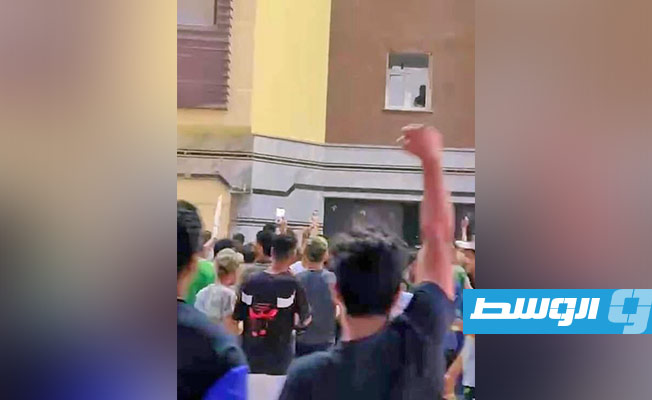 متظاهرون في طبرق يقتحمون مقر مجلس النواب ويفوضون «الرئاسي» بحله