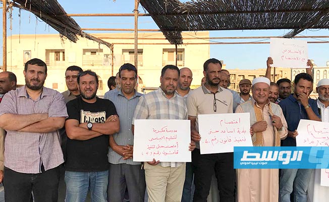معلمو طبرق يتظاهرون للمطالبة بزيادة الرواتب والنقيب يهدد بالتصعيد
