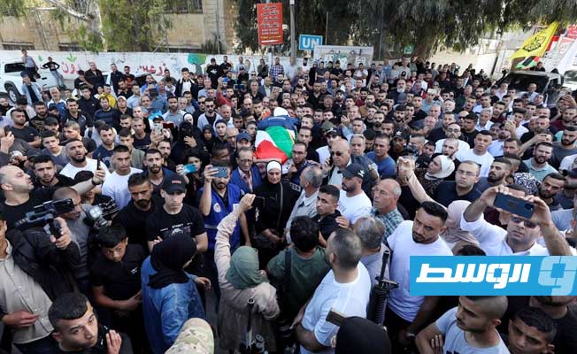 آلاف الفلسطينيين يشيعون جثمان الصحفية الراحلة شيرين أبو عاقلة (صور وفيديو)