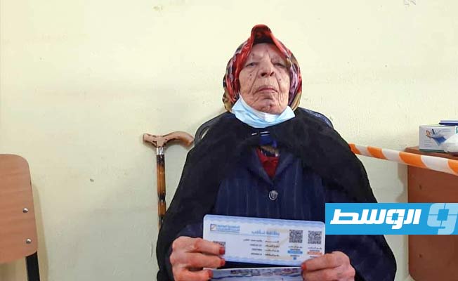 عمرها 110 سنوات.. الحاجة عائشة الختني تتسلم بطاقتها الانتخابية في تاجوراء