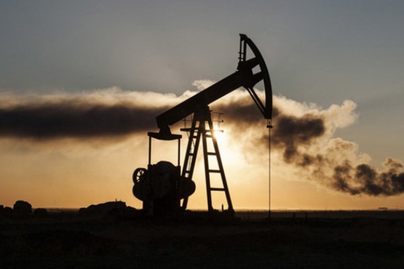 النفط يرتفع مع تحسن توقعات الطلب على الخام