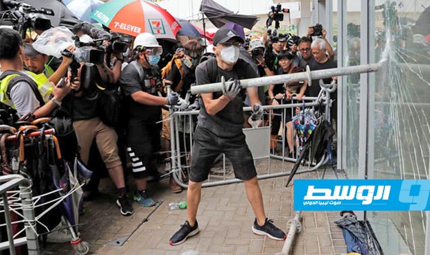 حكومة هونغ كونغ تندد بالعنف والصين تطالب بملاحقات جنائية بعد اقتحام البرلمان