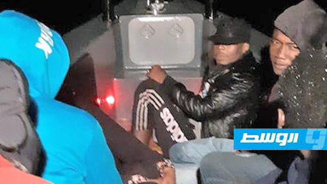 القبض على 12 مهاجرًا غير شرعي قبالة شاطئ الليدو شمال طبرق