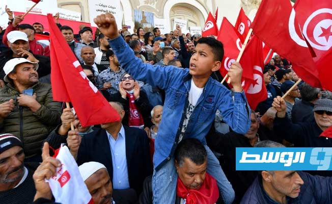 متظاهرون في تونس يحتجون على سياسة الرئيس قيس سعيد