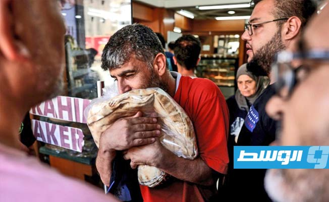 عودة إلى الطوابير جراء الانهيار الاقتصادي.. لبنانيون ينتظرون لساعات لشراء الخبز