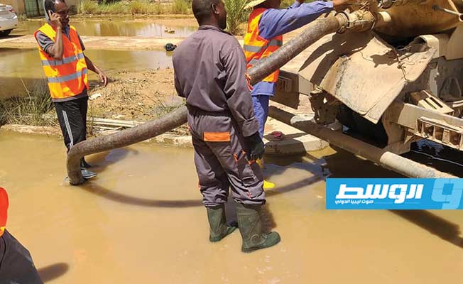 فرق الصيانة تبدأ شفط مياه السيول المتراكمة في شوارع ومنازل غات