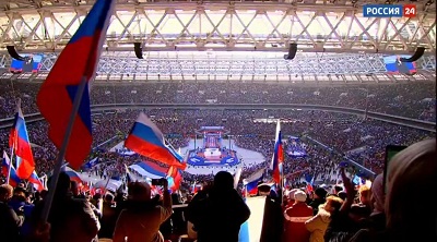 خلال حفل روسي بذكرى ضم القرم.. إلقاء أعلام أوكرانيا وقطع مفاجئ لكلمة بوتين