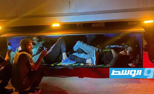 ضبط 13 مصريا أثناء تهريبهم داخل صناديق شاحنة في مصراتة
