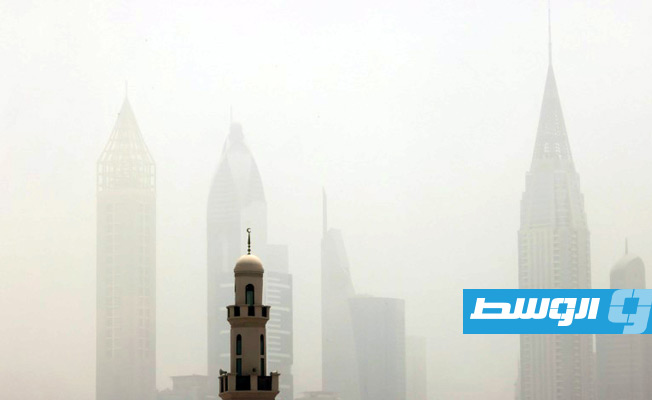 شاهد: العواصف الترابية تصل الإمارات والغبار يخفي رؤية برج خليفة