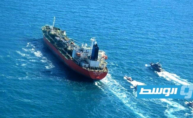 الحرس الثوري الإيراني يحتجز سفينة تهريب وقود في الخليج