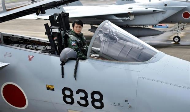 فتاة تتولى مهامها كأول قائدة طائرة مقاتلة في اليابان