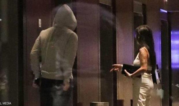 بعد تصويره مع فتاة «المصعد».. روني يعلق على اتهامه بخيانة زوجته